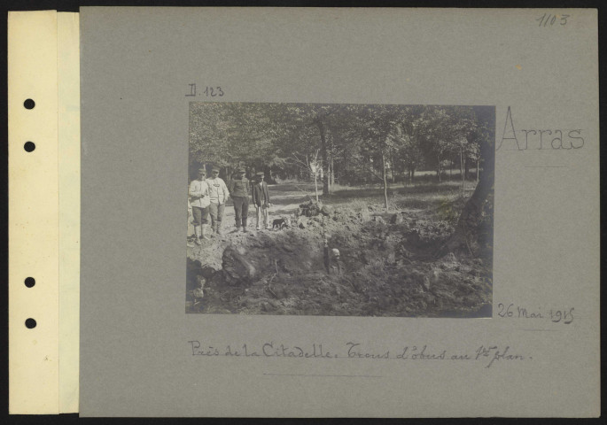 Arras. Près de la citadelle. Trous d'obus au premier plan