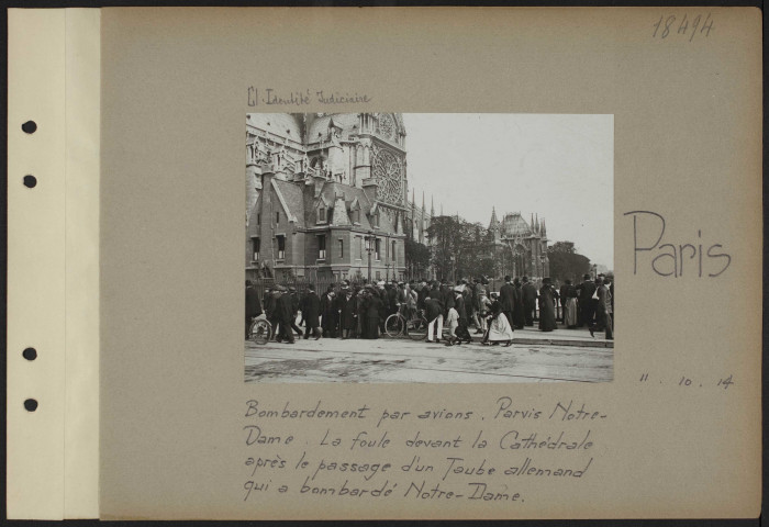 Paris. Bombardement par avions. Parvis Notre-Dame. La foule devant la cathédrale après le passage d'un Taube allemand qui a bombardé Notre-Dame