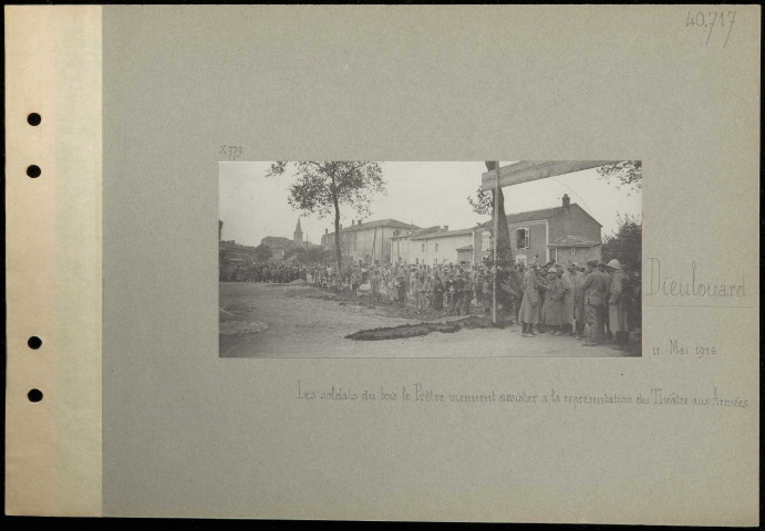 Dieulouard. Les soldats du Bois le Prêtre viennent assister à la représentation du théâtre aux armées