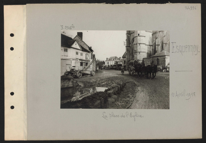Esquennoy. La place de l'église