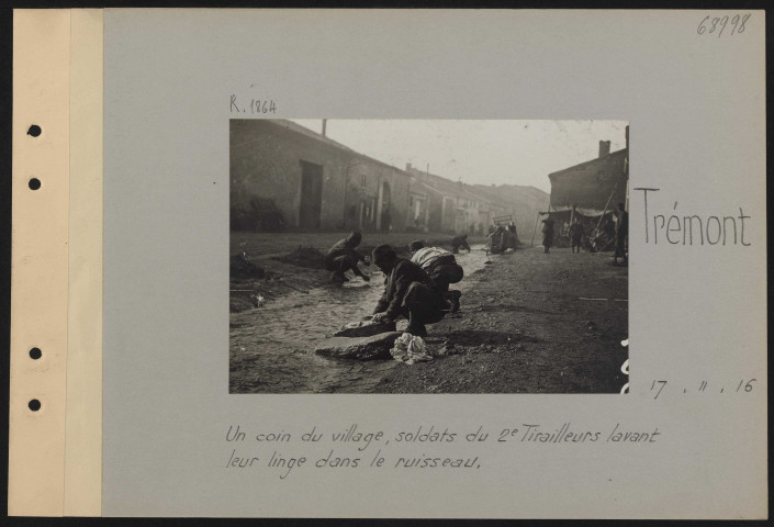 Trémont. Un coin du village, soldats du 2e tirailleurs lavant leur linge dans le ruisseau