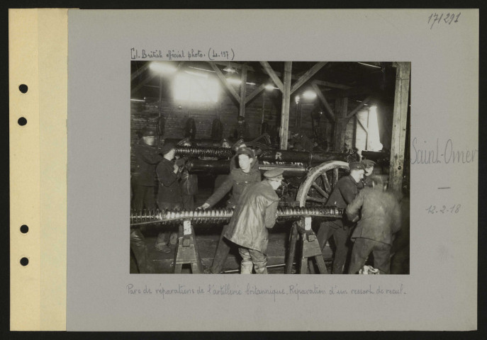 Saint-Omer. Parc de réparations de l'artillerie britannique. Réparation d'un ressort de recul