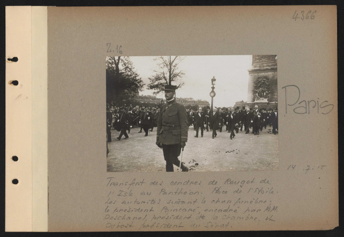 Paris. Transfert des cendres de Rouget de l'Isle au Panthéon. Place de l'Étoile. Les autorités suivant le char funèbre ; le président Poincaré, encadré par MM. Deschanel, président de la Chambre et Dubost président du Sénat