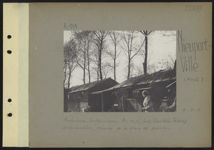 Nieuport-Ville (près). Ambulance britannique. Au premier plan, lady Dorothée Felding ambulancière, décorée de la croix de guerre