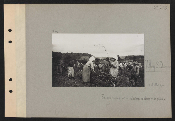 Villey-Saint-Étienne. Femmes employées à la confection de claies et de gabions