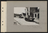 Nampcel. Une rue : tank léger Renault traversant le village