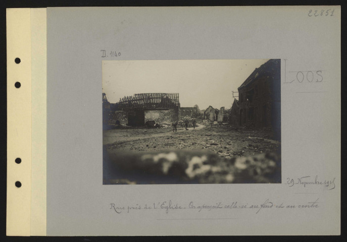 Loos. Rue près de l'église. On aperçoit celle-ci au fond et au centre