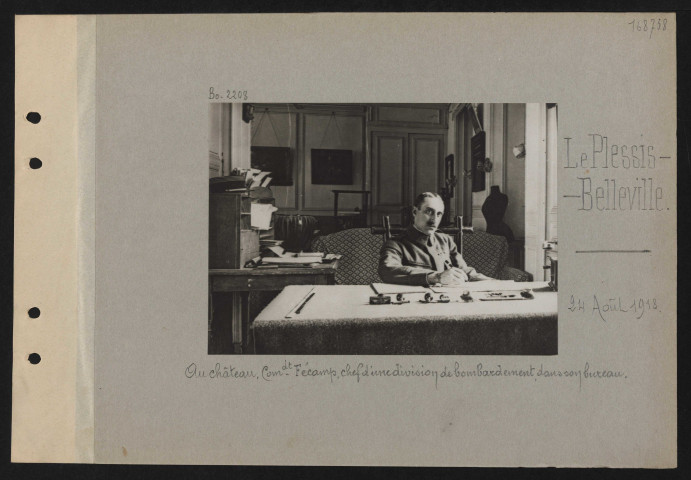 Le Plessis-Belleville. Au château. Commandant Fécamps, chef d'une division de bombardement, dans son bureau
