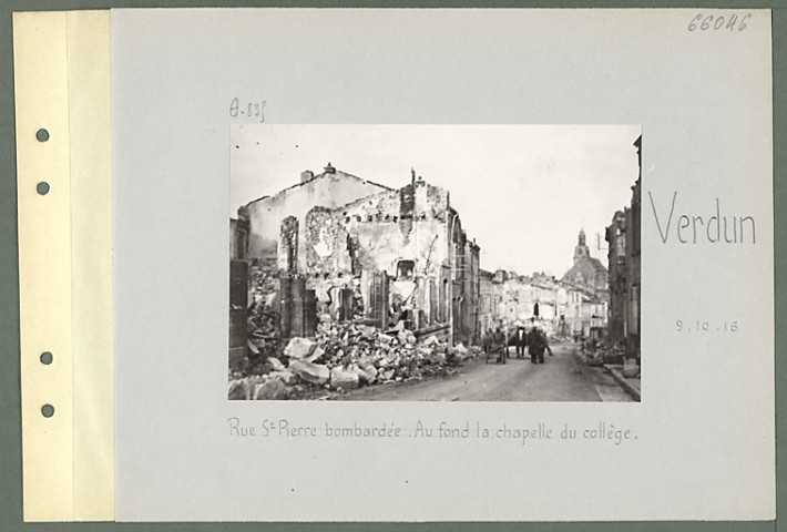 Verdun. Rue Saint-Pierre bombardée. Au fond la chapelle du collège
