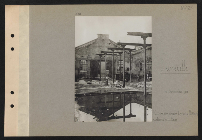 Lunéville. Ruines des usines Lorraine-Diétrich ; atelier d'outillage