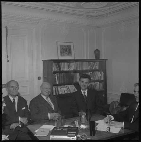 Table ronde avec Pierre Paraf, André Blumel et Roland Leroy. Travaux d'enfants