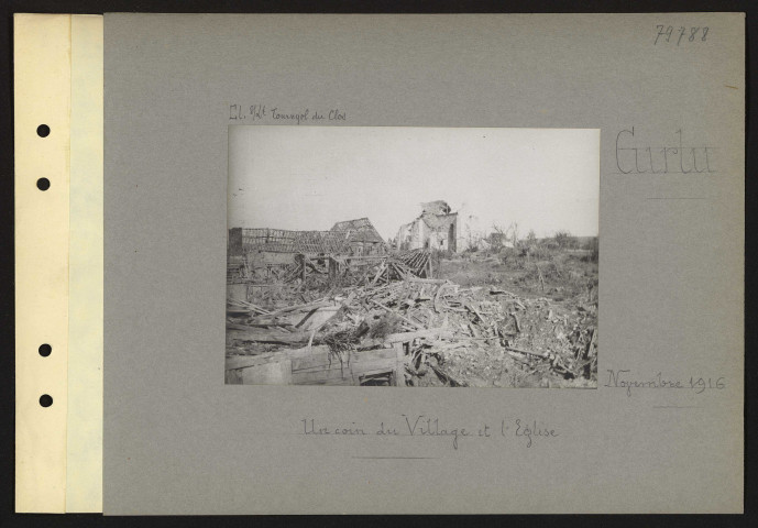 Curlu. Un coin du village et l'église