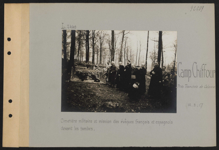 Camp Chiffour (près Tranchée de Calonne). Cimetière militaire et mission des évêques français et espagnols devant les tombes