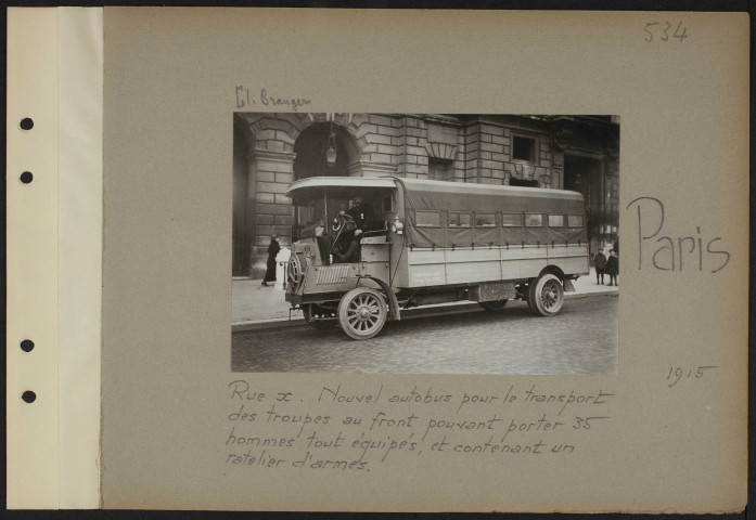 Paris. Rue X. Départ pour les Dardanelles d'une section d'aviation de la marine royale anglaise, avec un hydravion destiné à la flotte alliée