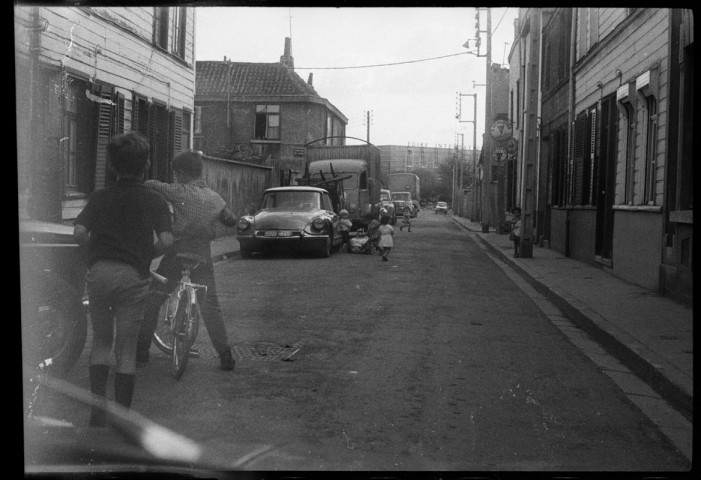 Scènes de rue à Lille. Scènes de fête autour de Maubeuge ou en Belgique