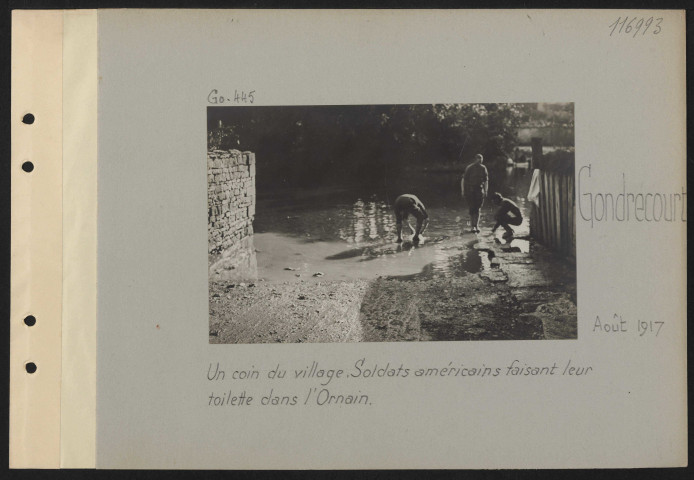 Gondrecourt. Un coin du village. Soldats américains faisant leur toilette dans l'Ornain