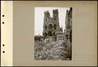 Reims. Cathédrale. Face ouest, vue à travers les ruines de la place du Parvis
