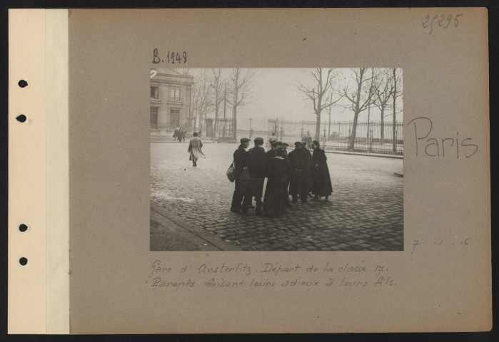 Paris. Gare de Lyon. Départ d'un contingent de la classe 17. Parents faisant leurs adieux à leurs fils
