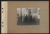 S.l., en Lorraine. Dans un village lorrain. M. Clemenceau s'entretient avec un ancien combattant de 1870. Derrière lui, généraux Pétain et Gérard