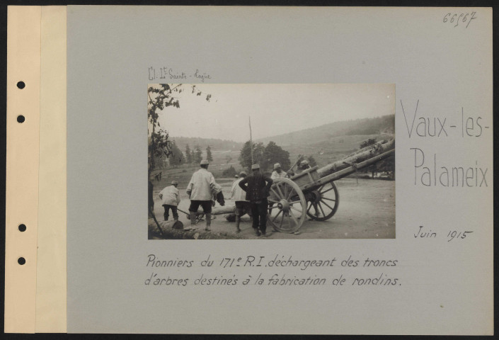 Vaux-lès-Palameix. Pionniers du 171e RI déchargeant des troncs d'arbres destinés à la fabrication de rondins