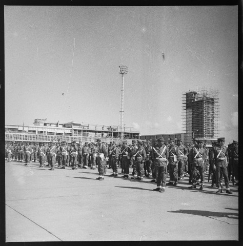 Arrivée de Hassan II à l'aéroport d'Alger (13-15 mars 1963) et accueil par les autorités algériennes et Ben Bella.