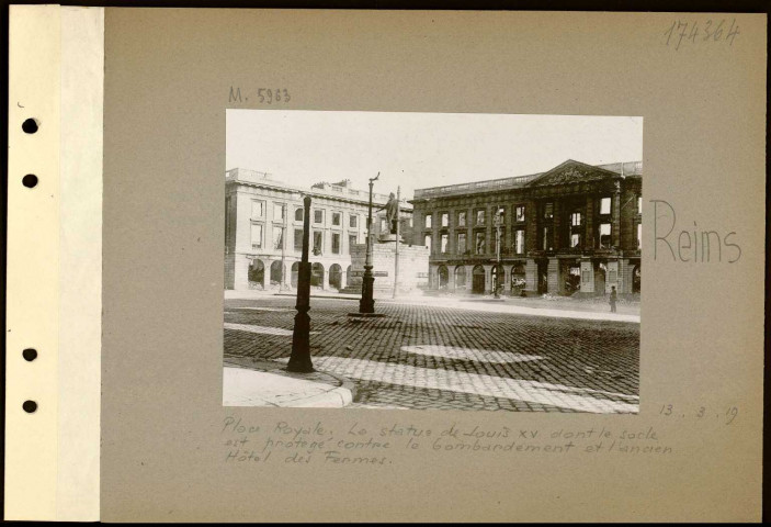 Reims. Place Royale. La statue de Louis XV dont le socle est protégé contre le bombardement et l'ancien hôtel des Fermes