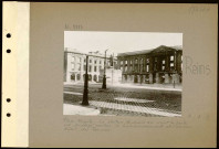 Reims. Place Royale. La statue de Louis XV dont le socle est protégé contre le bombardement et l'ancien hôtel des Fermes