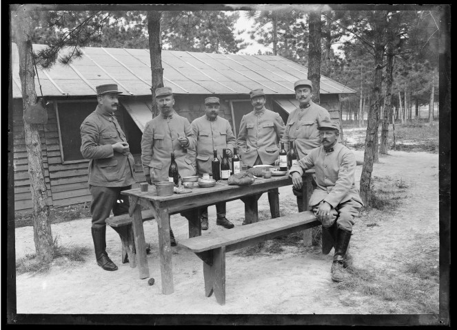 [Militaires autour d'une table. Repas]