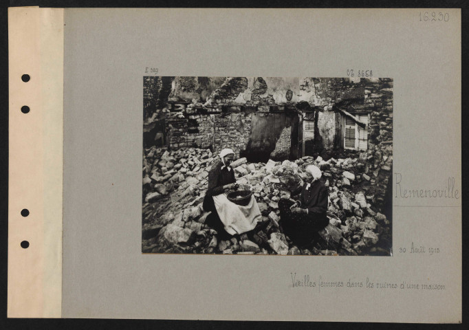 Remenoville. Vieilles femmes dans les ruines d'une maison