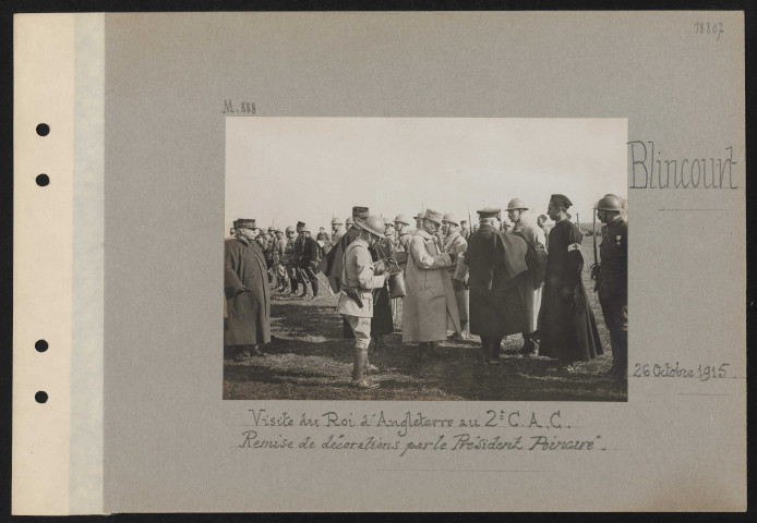 Blincourt. Visite du roi d'Angleterre au deuxième CAC. Remise de décorations par le président Poincaré ; à gauche le roi et le général Joffre