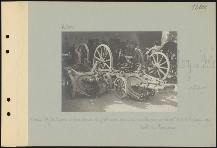 Livry-sur-Vesle. Devant l'église. Canons et lance-bombes de 77 allemands, nouveau modèle, pris par la 45e division d'infanterie à l'attaque des Monts de Champagne