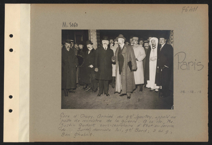 Paris. Gare d'Orsay. Arrivée du général Lyautey, appelé au poste de ministre de la guerre. À sa droite, M. Justin Godant sous-secrétaire d'État au service de la Santé ; derrière lui, général Bard ; à sa gauche, Ben Ghabrit