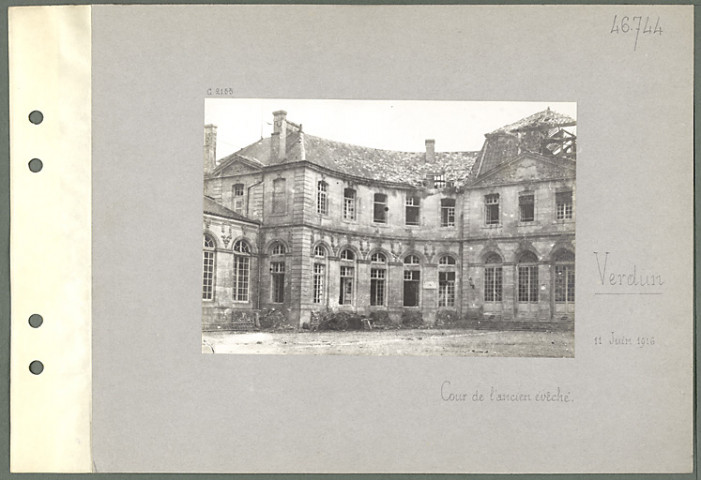 Verdun. Cour de l'ancien évêché