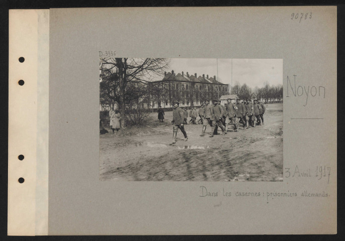 Noyon. Dans les casernes : prisonniers allemands