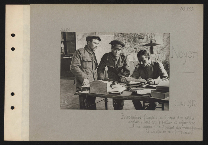 Noyon. Prisonniers français, qui, sous des habits anglais, ont pu s'évader et rejoindre nos lignes ; ils donnent des renseignements à un officier du 2e bureau
