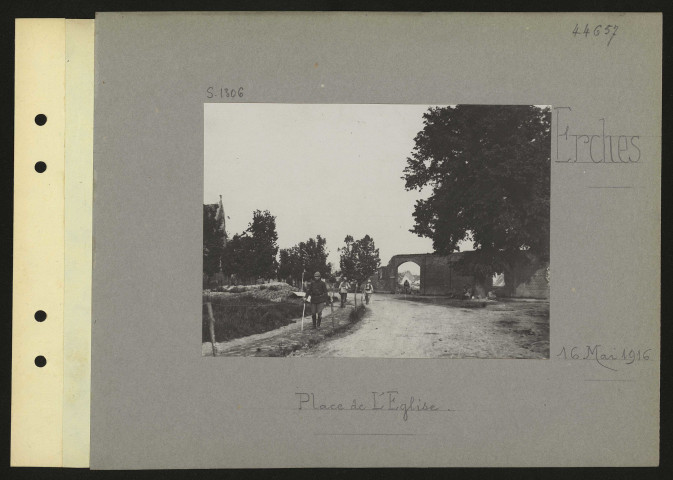 Erches. Place de l'Eglise