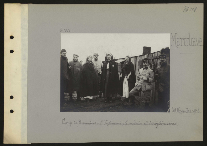 Marcelcave. Camp de prisonniers : l'infirmerie ; le médecin et les infirmières