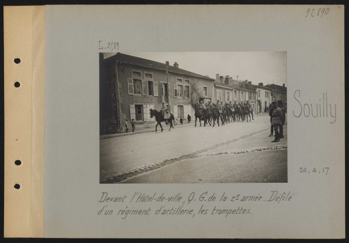 Souilly. Devant l'hôtel de ville. QG de la 2e armée. Défilé d'un régiment d'artillerie, les trompettes