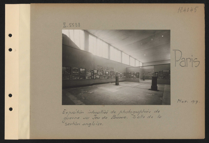 Paris. Exposition interalliée de photographies de guerre au Jeu de Paume. Salle de la section anglaise