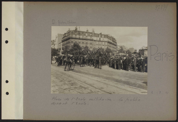 Paris. Place de l'Ecole militaire. Le public devant l'école