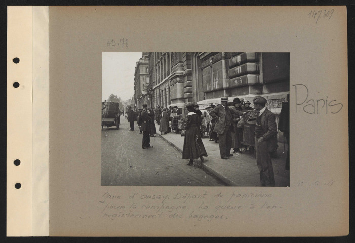 Paris. Gare d'Orsay. Départ de parisiens pour la campagne. La queue à l'enregistrement des bagages