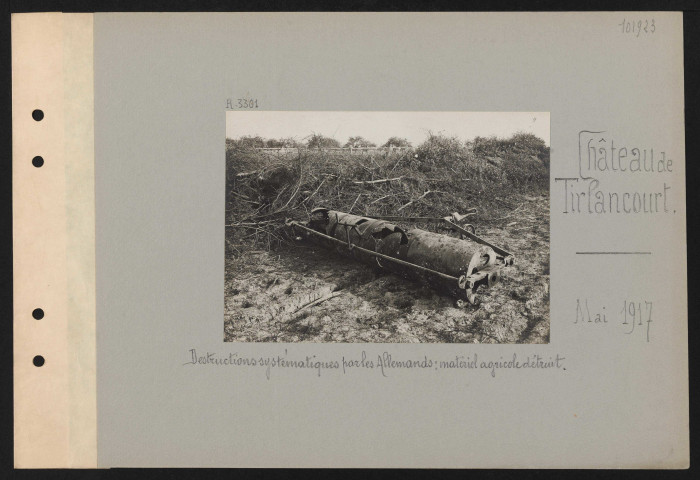 Château de Tirlancourt. Destructions systématiques par les Allemands : matériel agricole détruit
