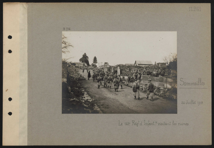 Sommeilles. Le 162e régiment d'infanterie visitant les ruines