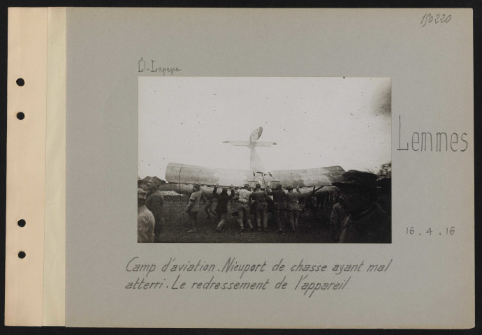 Lemmes. Camp d'aviation. Nieuport de chasse ayant mal atterri. Le redressement de l'appareil