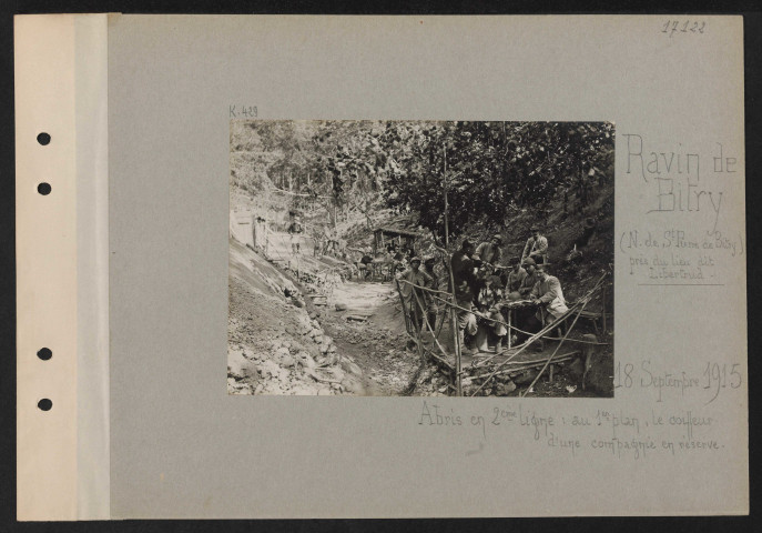 Ravin de Bitry (nord de Saint-Pierre-de-Bitry près du lieu dit Libertud)). Abri en deuxième ligne : au premier plan, le coiffeur d'une compagnie en réserve