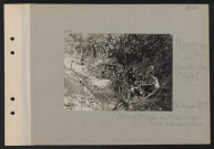 Ravin de Bitry (nord de Saint-Pierre-de-Bitry près du lieu dit Libertud)). Abri en deuxième ligne : au premier plan, le coiffeur d'une compagnie en réserve