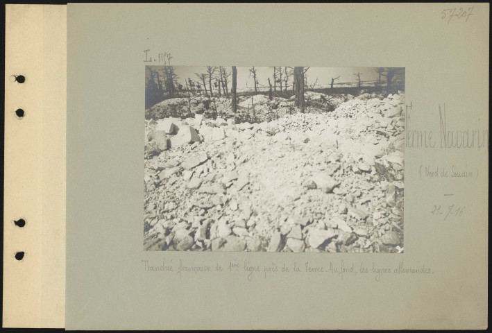 Ferme Navarin (nord de Souain). Tranchée française de première ligne près de la ferme. Au fond, les lignes allemandes