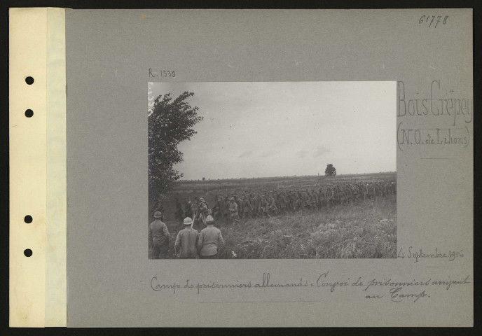 Bois Crépey (nord-ouest de Lihons). Camp de prisonniers allemands : convoi de prisonniers arrivant au camp