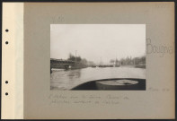 Bougival. L'écluse sur la Seine. Convoi de péniches sortant de l'écluse