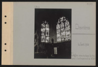 Chevrières. L'église : vitraux du chœur (de 1540) après le bombardement du 10 août